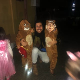 Mehmet Çetin'in Antalya Çocuk Evleri Sitesi'nde çocuklarla bir etkinlik sırasında çekilmiş fotoğrafı