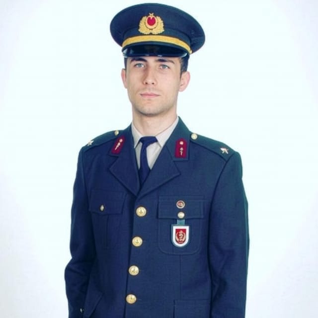 Mehmet Çetin'in askerlik dönemine ait üniformalı fotoğrafı