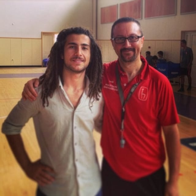 Mehmet Çetin, Hacettepe Üniversitesi Basketbol Genç Takımı'ndan bir antrenörle birlikte